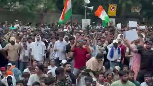 تجمع هزاران دانشجو در دهلینو با نماد «حزب سوسکها» - اسپوتنیک افغانستان  