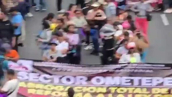 محاصره نیروهای امنیتی و هزاران معترض: شورش ها در مکزیک در آستانه جام جهانی - اسپوتنیک افغانستان  