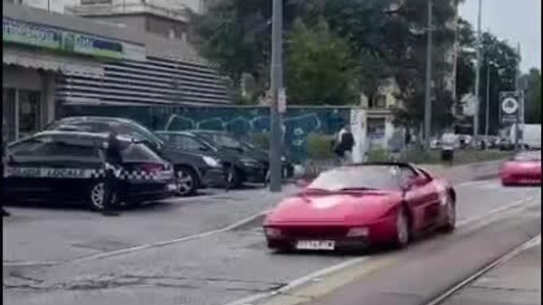 موترسایکل پولیس در جریان مسابقۀ «1000 میگلیا» نزدیک بود با تماشاگران برخورد کند - اسپوتنیک افغانستان  