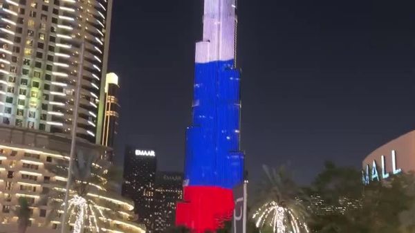 بلندترین ساختمان جهان، برج خلیفه در دبی، به افتخار روز روسیه به رنگ پرچم سه رنگ روسیه نورپردازی شد - اسپوتنیک افغانستان  
