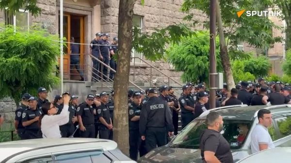 تجمع نیروهای مخالف و متحدان آنها در مقابل کمیسیون مرکزی انتخابات ارمنستان - اسپوتنیک افغانستان  