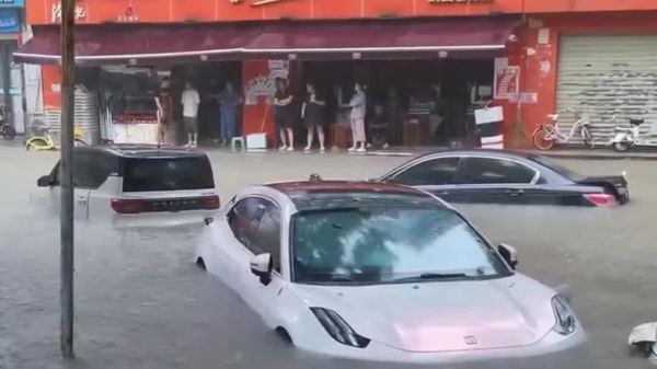 باران سیلآسا خیابانهای ووهان چین را زیر آب برد - اسپوتنیک افغانستان  