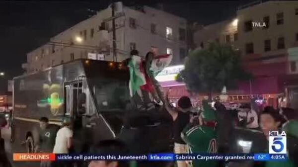 هرجومرج هواداران فوتبال در خیابانهای لسآنجلس؛ تیراندازی و آتشبازی پس از پیروزی مکزیک - اسپوتنیک افغانستان  
