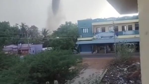 طوفان نادر جنوب هند را درنوردید و باعث اختلال گسترده شد - اسپوتنیک افغانستان  