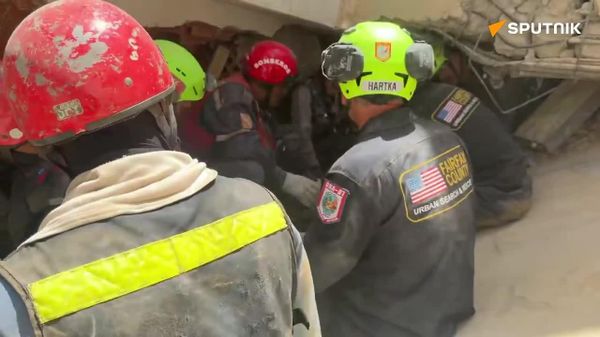 امید به زندگی: یک مادر و نوزادش توسط امدادگران و آتش نشانان آمریکایی در ونزوئلا نجات یافتند - اسپوتنیک افغانستان  
