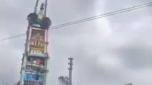 برخورد ارابه حامل مجسمه خدای هندوها با سیم برق در هند چندین کشته ومجروح برجای گذاشت - اسپوتنیک افغانستان  