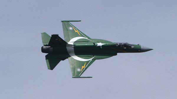 A Pakistani JF-17 fighter aircraft flies in a formation during a ceremony to mark Pakistani Defense Day, in Islamabad, Sunday, Sept. 6, 2015. - اسپوتنیک افغانستان  