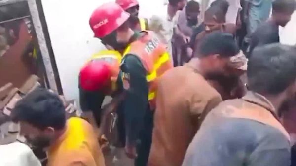 ریزش سقف یک مرکز آموزشی خصوصی در پاکستان ریزش سقف یک مرکز آموزشی خصوصی در پاکستان - اسپوتنیک افغانستان