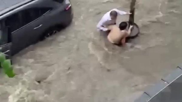 بارندگی شدید در استانبول، خیابانها را به دریاچه و بازارها و پارکینگها را زیر آب برد - اسپوتنیک افغانستان  
