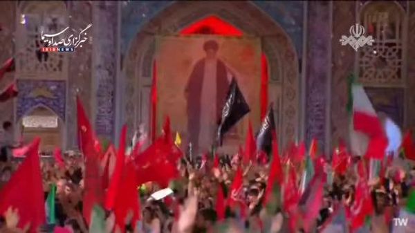 لیبک یا حسین گفتن مردم در حرم امام رضا(ع) برای اعلام آمادگی جهت اقامه نماز بر پیکر رهبری شهید - اسپوتنیک افغانستان  