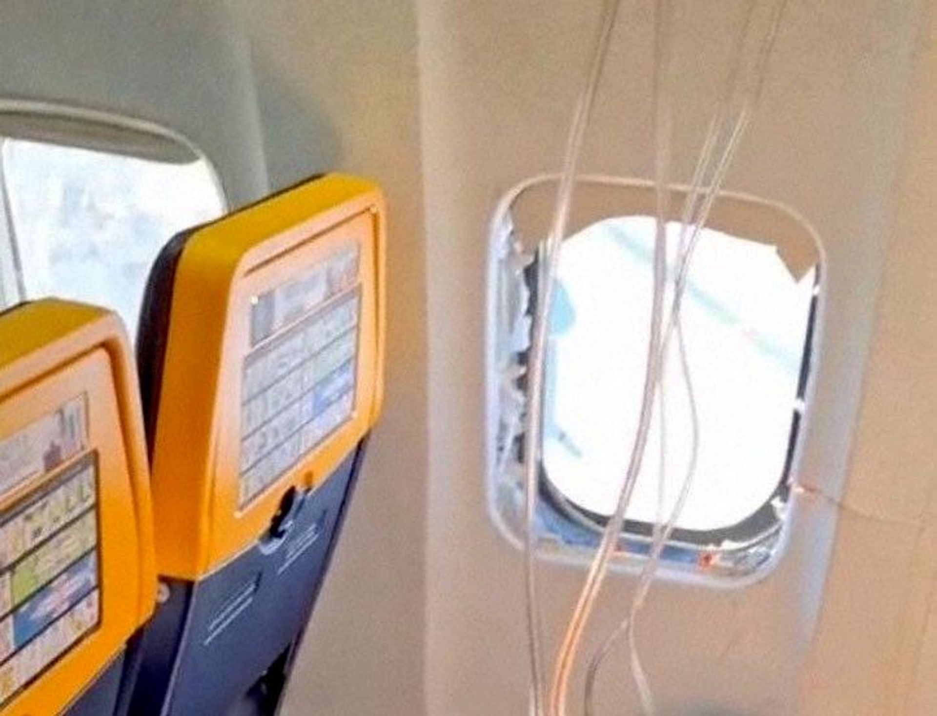 مسافر در هواپیمای رایانایر از سوراخ پنجره به بیرون کشیده شد مسافر در هواپیمای رایانایر از سوراخ پنجره به بیرون کشیده شد - اسپوتنیک افغانستان , 1920, 10.07.2026