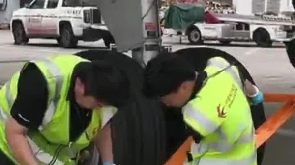 کارکنان خطوط هوایی اسپرینگ در فرودگاه شانگهای، هواپیما را پیش از وقوع طوفان ایمن میکنند - اسپوتنیک افغانستان  