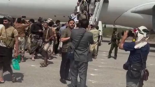 تصاویری از فرود یک هواپیمای ایرانی در فرودگاه الحدیده یمن - اسپوتنیک افغانستان  