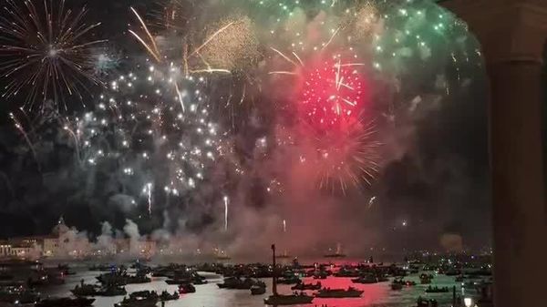 ونتزیا با آتشبازی بر فراز تالاب جشن را برگزار کرد - اسپوتنیک افغانستان  