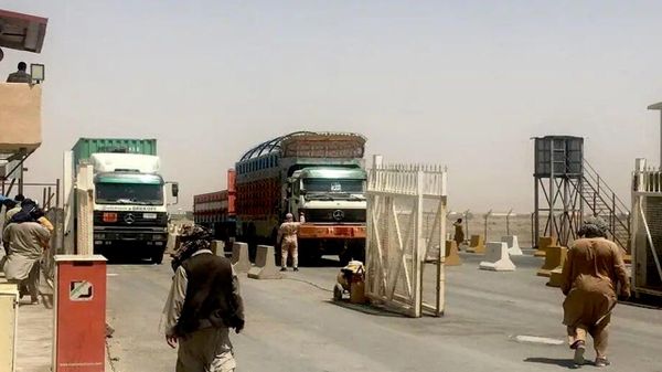 برنامهریزی برای آسانسازی رفتوآمد لاری های ایرانی در مرز افغانستان - اسپوتنیک افغانستان  