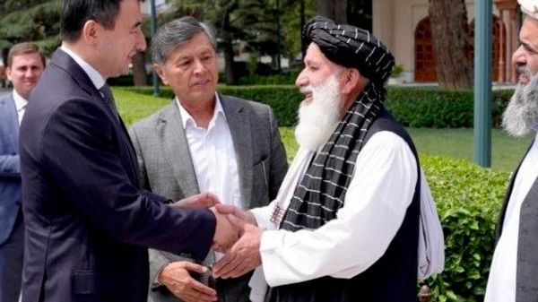 ملا عبدالواسع، رییس عمومی دفتر مقام ریاستالوزرا، در ارگ از هیأت بلندپایه ازبکستان به ریاست جمشید خواجهیف، معاون نخستوزیر این کشور، استقبال کرد - اسپوتنیک افغانستان  