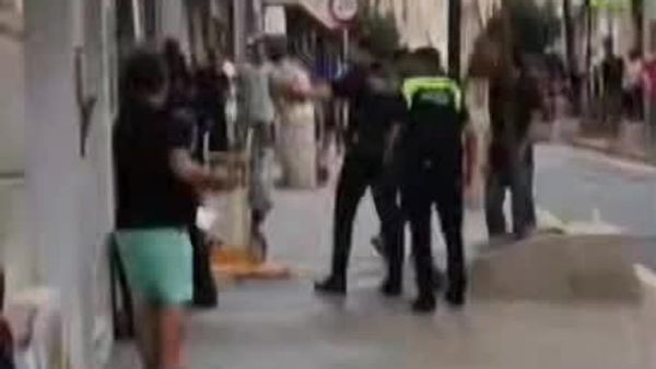 آشفتگی مهاجران مراکشی در سئوتا؛ غارت فروشگاهها و ناتوانی پولیس - اسپوتنیک افغانستان  