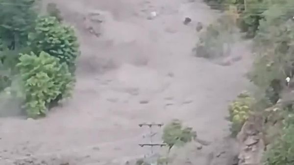 وقوع سیلاب سهمگین در خیبرپختونخوا؛ آب دهها خانه مسکونی را در پاکستان با خود برد - اسپوتنیک افغانستان  