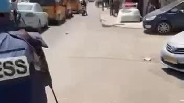 شلیک نیروهای ارتش اسرائیل به سوی خبرنگاران در جریان پوشش حمله به اردوگاه قلندیا در شمال بیت المقدس - اسپوتنیک افغانستان  