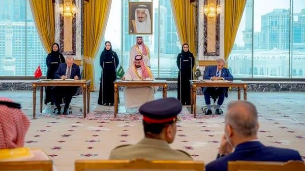 وزیر خارجه ترکیه: توافق با پاکستان و عربستان از دید فنی، همتراز با ماده 5 ناتو است - اسپوتنیک افغانستان  