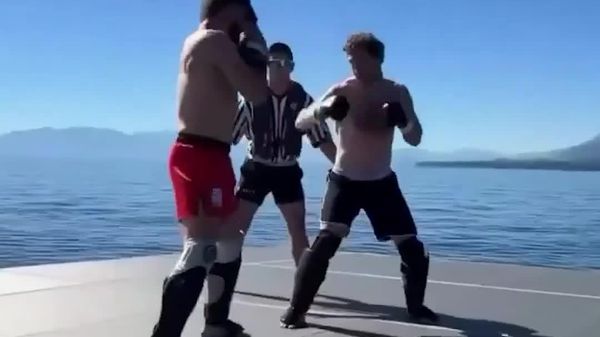 زاکربرگ و قهرمان سابق UFC در آبهای آزاد اسپارینگ کردند - اسپوتنیک افغانستان  