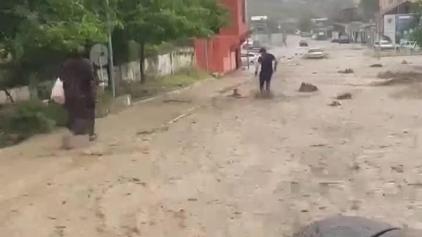 اقدام قهرمانانه یک مقام محلی در داغستان؛ نجات کودکی که سیل او را با خود میبرد - اسپوتنیک افغانستان  
