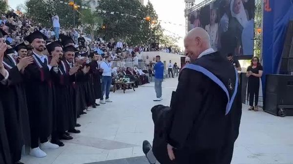 ویدیویی در شبکههای اجتماعی منتشر شده است که یک استاد دانشگاه «النجاح» در شهر نابلس کرانه باختری را در مراسم فراغت دانشجویانش نشان میدهد؛ او همراه با دانشجویان خود جشن گرفته و خوشحالی میکند - اسپوتنیک افغانستان  