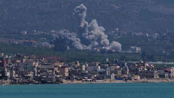 Дым поднимается от израильского авиаудара по деревне Клайлех, снятого из южного портового города Тир, Ливан - اسپوتنیک افغانستان  