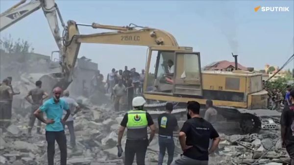 به گزارش خبرنگار اسپوتنیک، جنگندههای اسرائیلی یک ساختمان مسکونی در شهر دیرالزهرانی در جنوب لبنان را هدف قرار دادند - اسپوتنیک افغانستان  