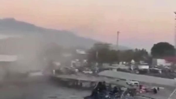 زمینلرزه در اندونزیا؛ فروریختن پلههای بندر امبای و فروافتادن مسافران به آب - اسپوتنیک افغانستان  