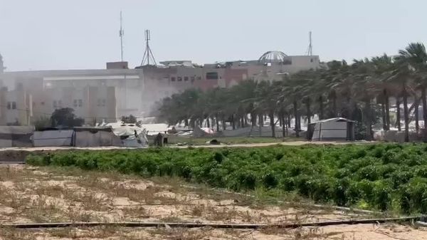هفت تن در پی حمله یک هواپیمای بیسرنشین اسرائیلی به یک خیمه آوارگان در نزدیکی دانشگاه الاقصی، غرب خانیونس، جنوب نوار غزه، زخمی شدند - اسپوتنیک افغانستان  
