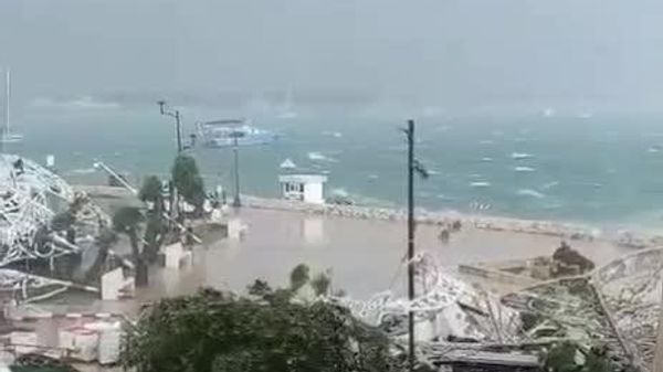 طوفان شدید در ایتالیا تزئینات جشنواره شهری را ویران کرد - اسپوتنیک افغانستان  