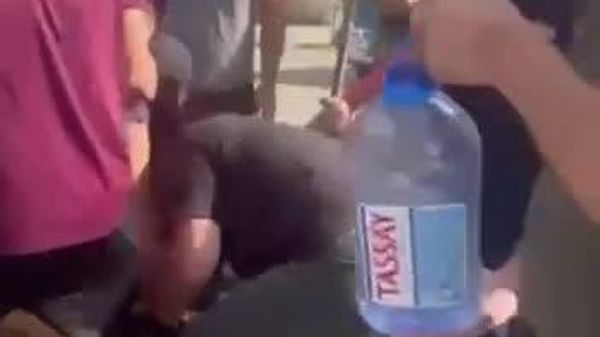 نجات دو کارگر توسط یک افسر پلیس قزاقستان - اسپوتنیک افغانستان  