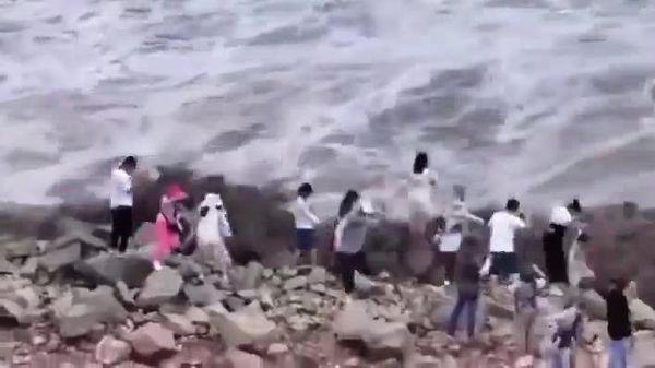 نوار منتشر شده از نپال به صورت آنلاین که گردشگران را پس از رانش زمین نشان میدهد - اسپوتنیک افغانستان  