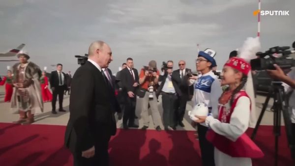 عروسکی که هنگام ورود پوتین به بیشکک به او هدیه داده شد چه بود؟ - اسپوتنیک افغانستان  