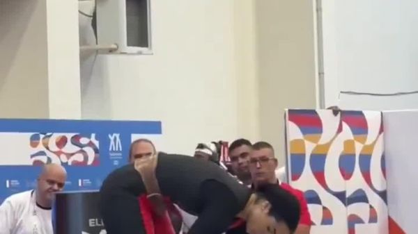لحظه بیهوش شدن وزنهبردار مصری هنگام بلند کردن وزنه در مسابقات ایتالیا - اسپوتنیک افغانستان  