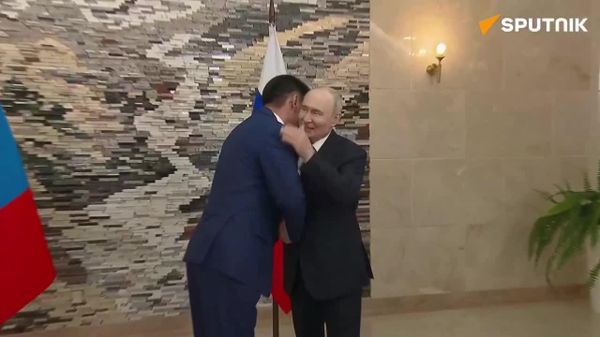 دستدادن دوستانه ای پوتین و رئیسجمهور مغولستان در بیشکک - اسپوتنیک افغانستان  