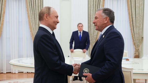 Президент РФ Владимир Путин и спецпосланник президента США Дональда Трампа по Ближнему Востоку Стивен Уиткофф во время встречи - اسپوتنیک افغانستان  