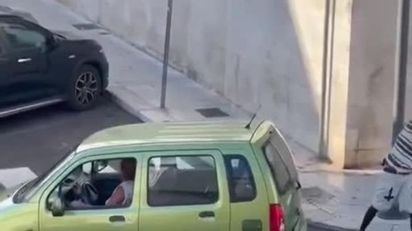 ویدئویی از حمله یک مهاجر به ساکنان محلی در شهر مارتینا فرانکا ایتالیا در شبکههای اجتماعی در حال دستبهدست شدن است - اسپوتنیک افغانستان  