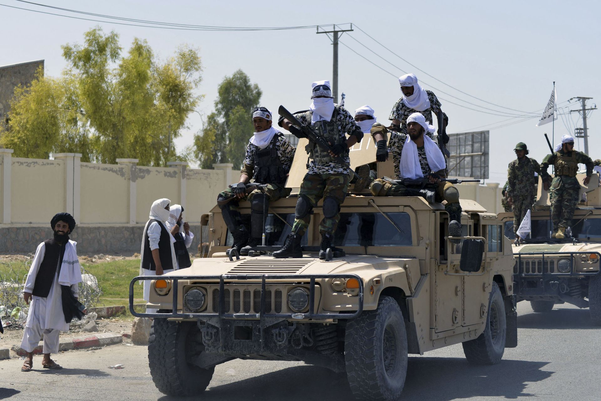 Taliban fighters atop Humvee vehicles parade along a road to celebrate after the US pulled all its troops out of Afghanistan, in Kandahar on September 1, 2021 following the Taliban’s military takeover of the country - اسپوتنیک افغانستان  , 1920, 09.09.2026