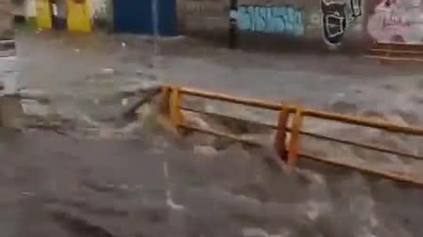 خیابانهای «اکاتپک» در مکزیک، پس از بارش شدید باران به رودخانههایی خروشان تبدیل شدند - اسپوتنیک افغانستان  