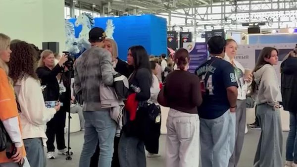 صف کشیدن گردشگان نوجوان در جشنواره جهانی جوانان در یکاترینبورگ برای خرید کلاه های معروف روسی اوشانکا - اسپوتنیک افغانستان  
