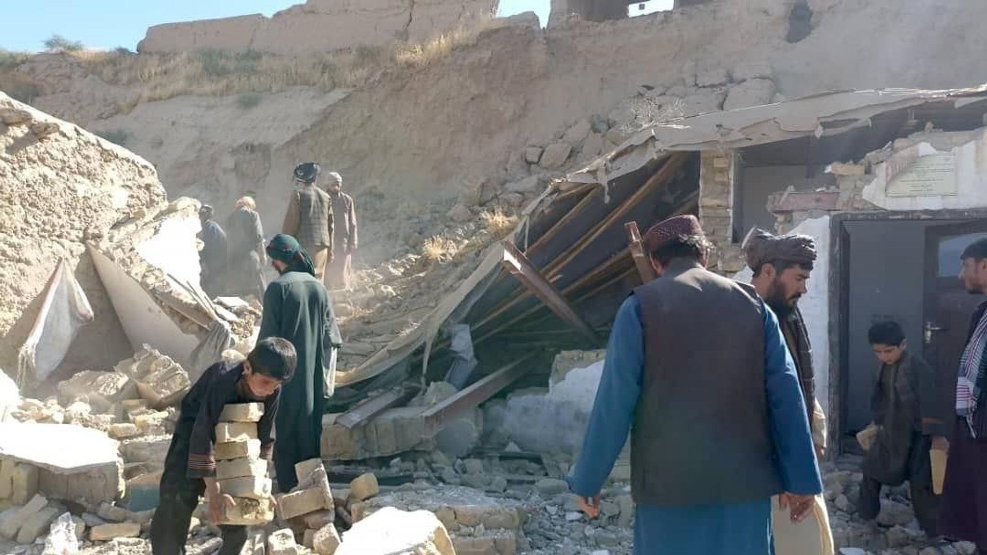 لغزش تپه خاکی در افغانستان یک کشته و چهار زخمی برجا گذاشت لغزش تپه خاکی در افغانستان یک کشته و چهار زخمی برجا گذاشت - اسپوتنیک افغانستان , 1920, 26.09.2026