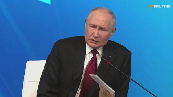 پوتین: تمام جهان شجاعت مردم ایران و آمادگی رهبران و نمایندگان سپاه پاسداران انقلاب اسلامی برای فداکاری در راه آینده ایران را تحسین میکند - اسپوتنیک افغانستان  