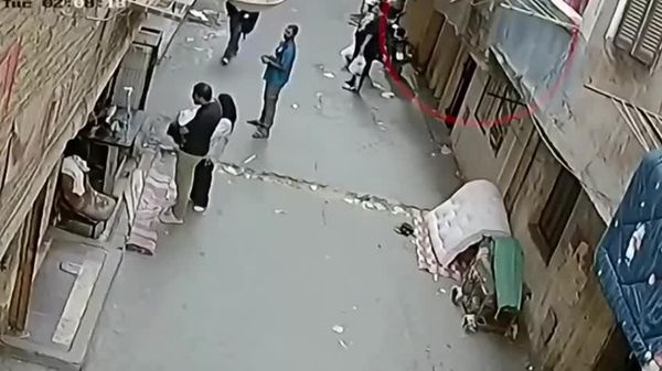 لحظه نفسگیر نجات کودک در حال سقوط میان زمین و آسمان در مصر - اسپوتنیک افغانستان  