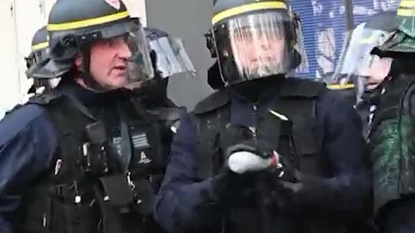 پلیس بیدستوپای فرانسه دل خوشی از رکن چهارم دموکراسی ندارد - اسپوتنیک افغانستان  