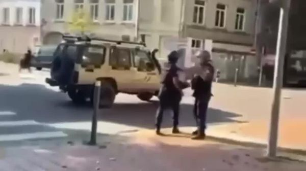 هجوم پلیس فرانسه با موتر به سمت دانش آموزان معترض جنجال برانگیخت - اسپوتنیک افغانستان  