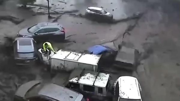 نجات معجزهآسایی یک کامیون واژگونشدهدر سیل شیلی - اسپوتنیک افغانستان  