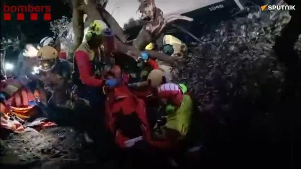 سقوط هولناک یک بس شهری از ارتفاع بیش از 20 متری به درهای در اسپانیا؛ حدود 87 نفر مجروح شدند - اسپوتنیک افغانستان  