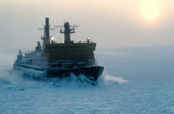 آرکتیکا اولین کشتی یخ شکن اتمی در جهان است که با عبور از آبهای یخ بسته به قطب شمال رسیده است. - اسپوتنیک افغانستان  